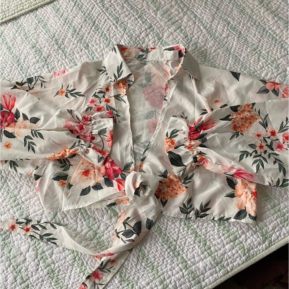 SOLD 🛑 Cropped Floral Wrap Top - Picture 8 of 11